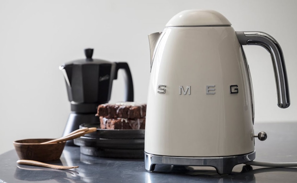 Обзор чайника Smeg KLF03CREU 