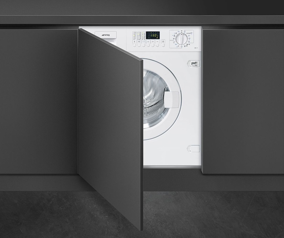 Стиральная машина на кухне под столешницей