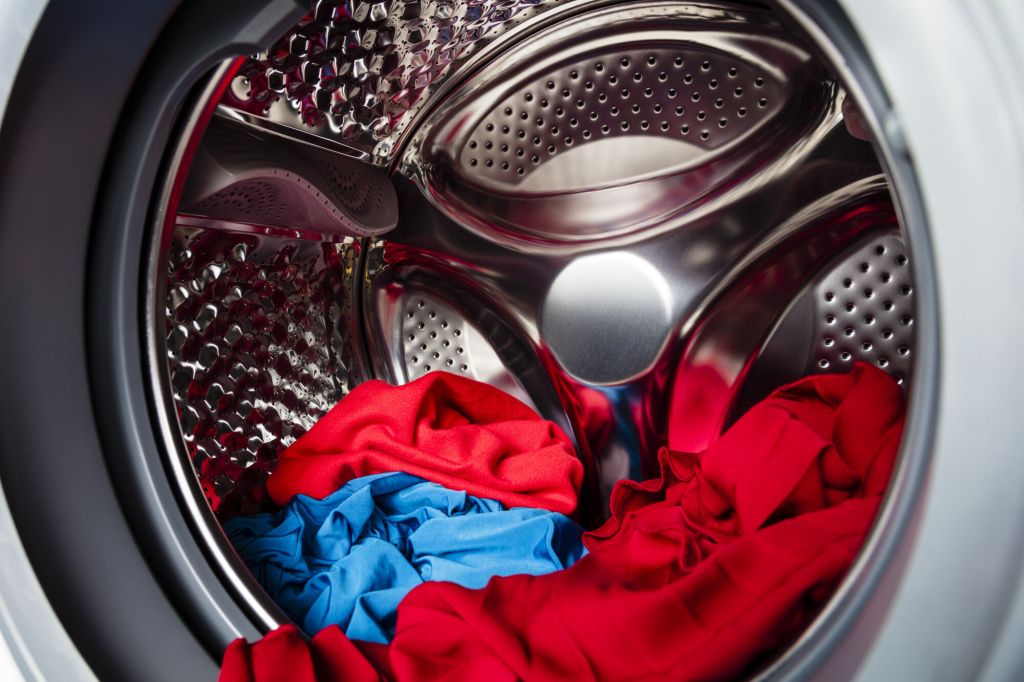 Почему стиральная машина прыгает при отжиме и как решить эту проблему Почему стиральная машина прыгает при отжиме и как решить эту проблему