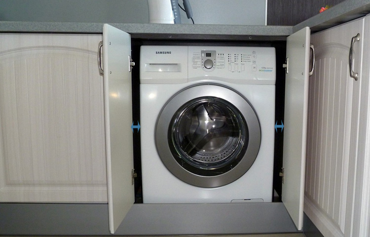Стиральная машина на кухне под столешницей