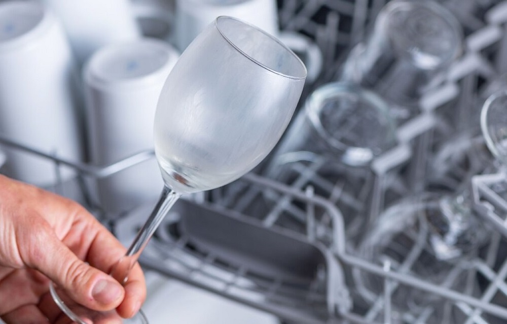 Почему в посудомоечной машине остается белый налет и как его убрать Почему в посудомоечной машине остается белый налет и как его убрать