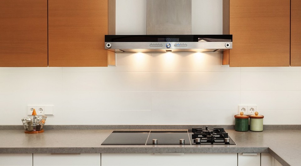  На какой высоте вешать вытяжку