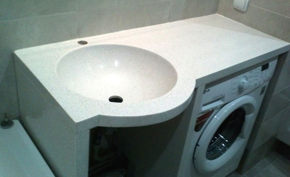 Встроенная стиральная машина под раковиной