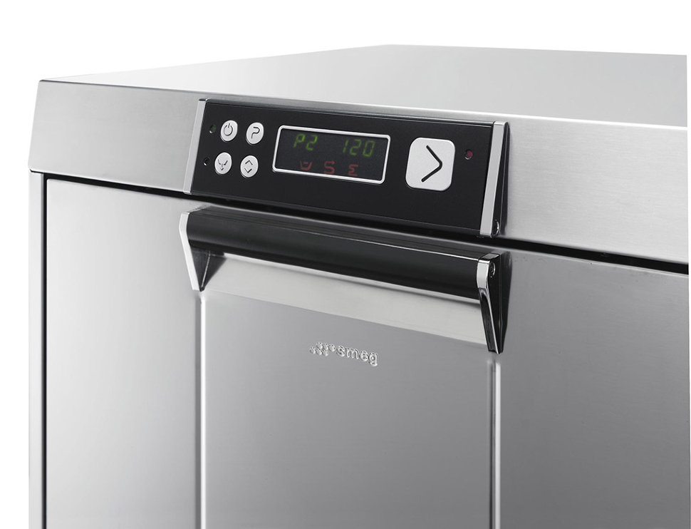 Посудомоечная машина купольного типа такой роскошью не обладает. Данную профессиональную технику можно охарактеризовать тремя словами: вместительность, громоздкость и производительность. За час работы данный агрегат вымоет до блеска около 1000 тарелок. Конечно, продуктивная работа не проходит бесследно – по сравнению с устройством фронтального типа, купольная посудомойка расходует в 2 раза больше электроэнергии. Еще один неприятный нюанс — установка посудомоечной машины требует много свободного места. 