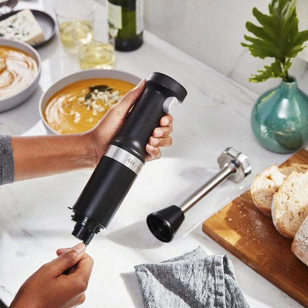 Погружной блендер беспроводной KitchenAid 5KHBBV53EBM черный (preview 9)