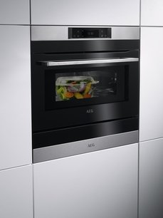 Духовой шкаф с СВЧ CombiQuick AEG KMK768080M фото 2 в Новосибирске