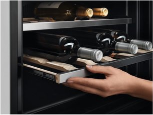 Встраиваемый винный шкаф AEG KWE884520M фото 4 в Новосибирске