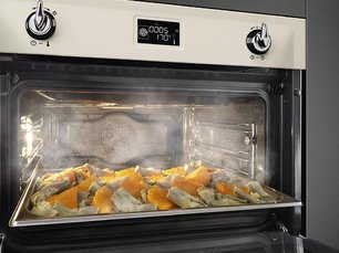 Компактный духовой шкаф с пароваркой Smeg SF4920VCP1 фото 2 в Новосибирске