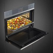 Компактный духовой шкаф с пароваркой Smeg SF4104WVCPS фото 3 в Новосибирске