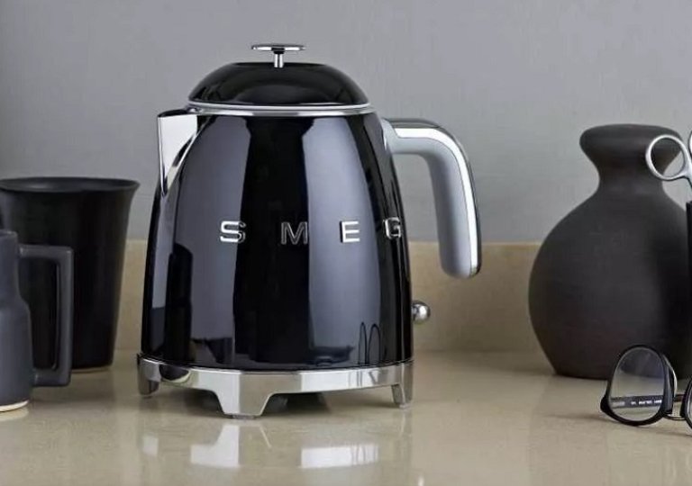 Обзор чайника Smeg KLF05BLEU Обзор чайника Smeg KLF05BLEU