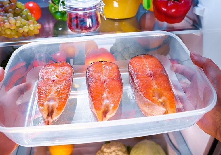 Можно ли, как и сколько хранить форель в холодильнике
