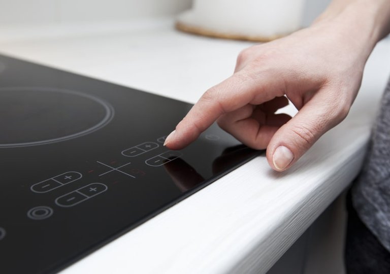 Как включить и выключить индукционную варочную панель Как включить и выключить индукционную варочную панель