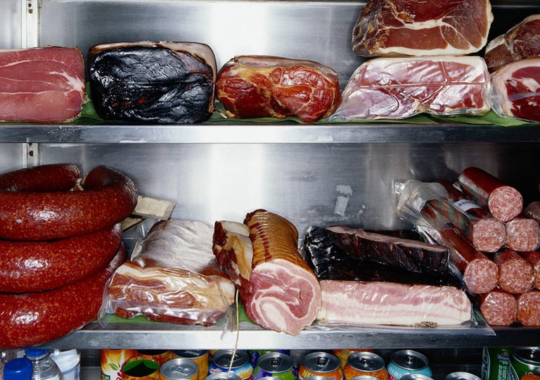 Можно ли, как и сколько хранить колбасу в холодильнике? Можно ли, как и сколько хранить колбасу в холодильнике?