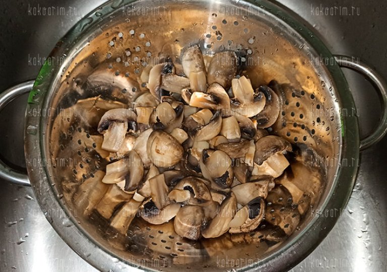 Можно ли, как и сколько хранить отварные грибы в холодильнике? Можно ли, как и сколько хранить отварные грибы в холодильнике?