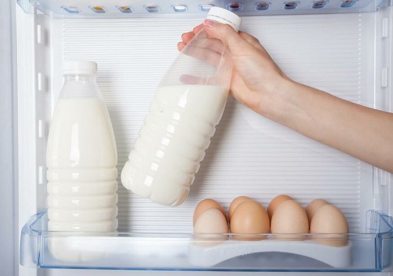 Можно ли, как и сколько хранить молоко в холодильнике Можно ли, как и сколько хранить молоко в холодильнике
