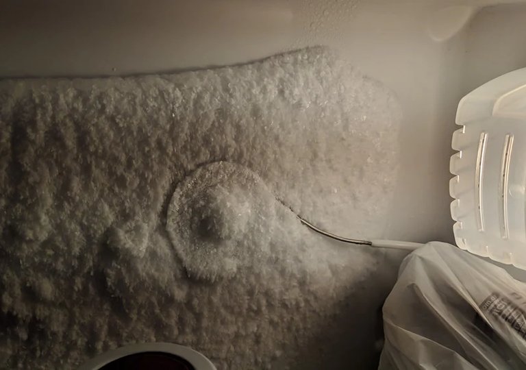 Намерзает лёд на задней стенке холодильника. Что делать? Намерзает лёд на задней стенке холодильника. Что делать?