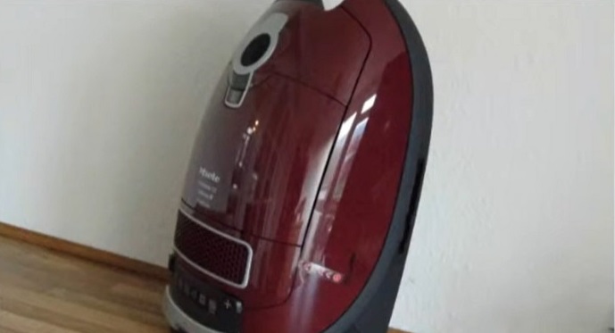 Пылесос Miele SGEA3 Complete C3 Cat&Dog ежевичный красный